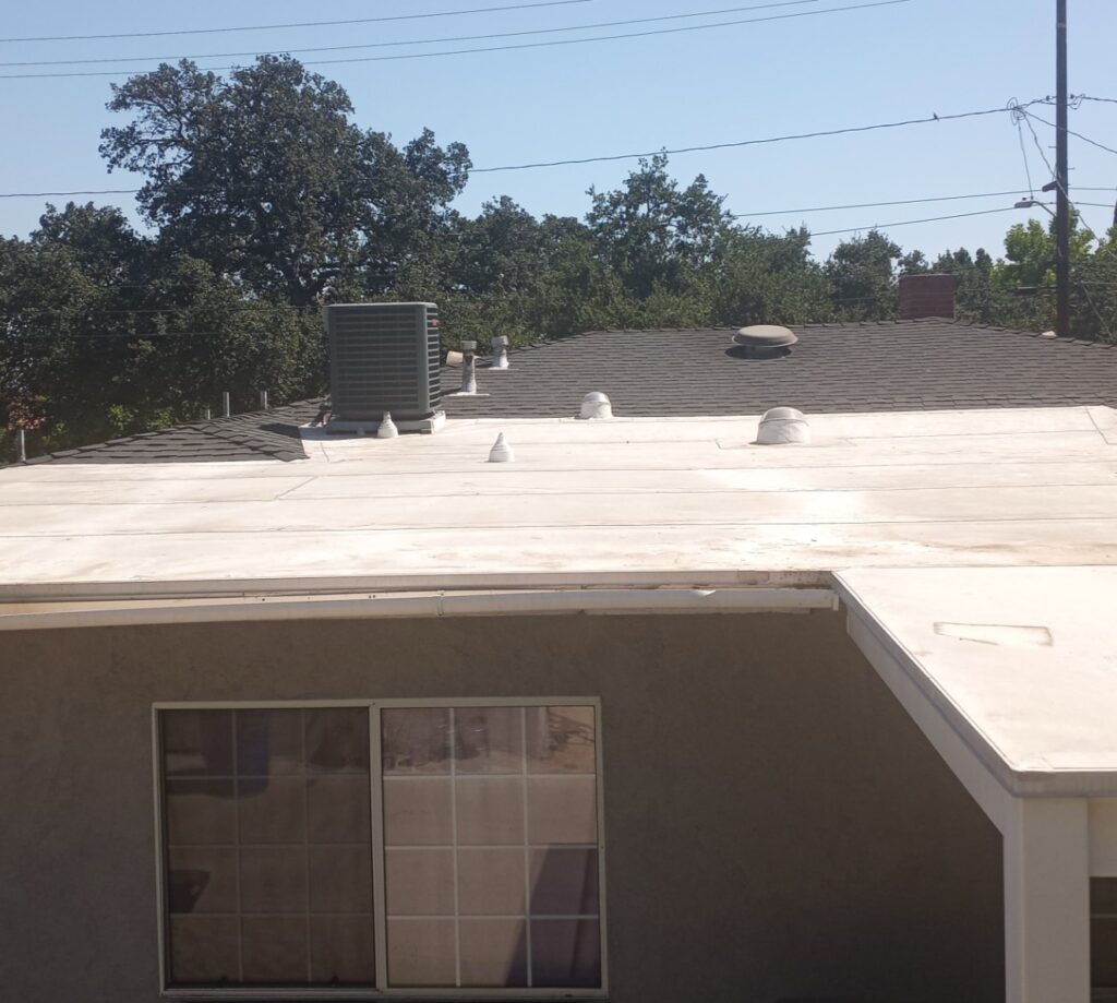 Flat roof with reflective membrane