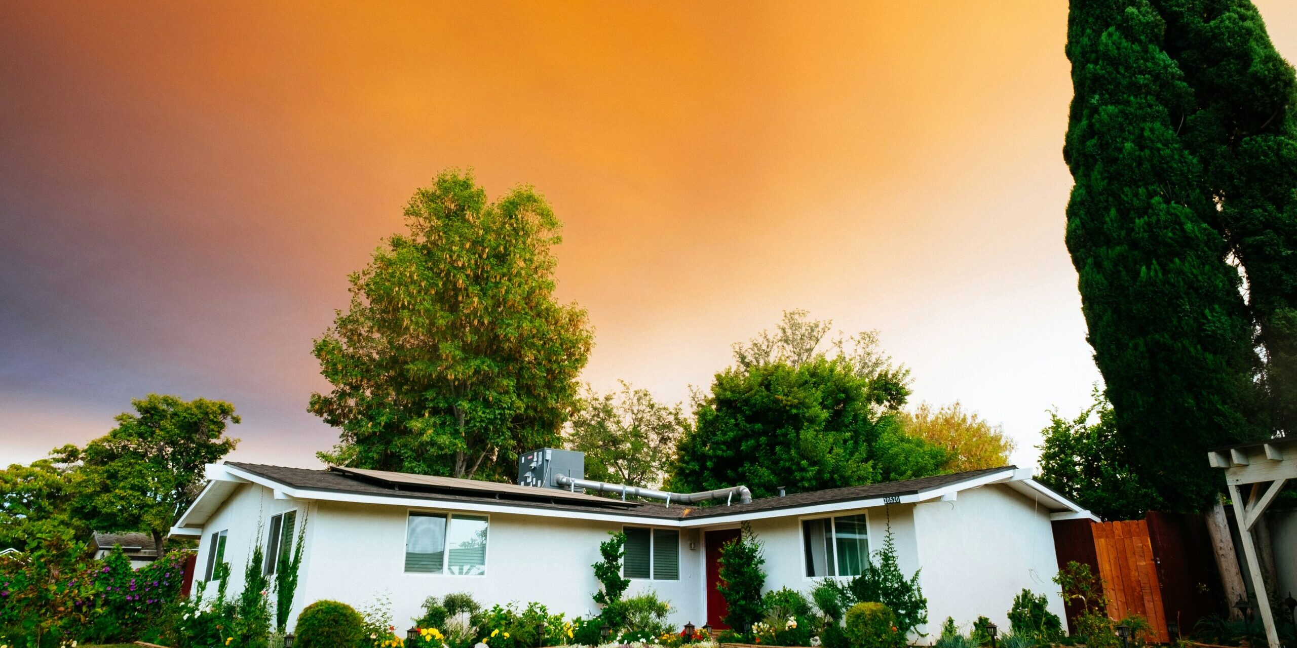 Home under hot temps Home under smoky red sky